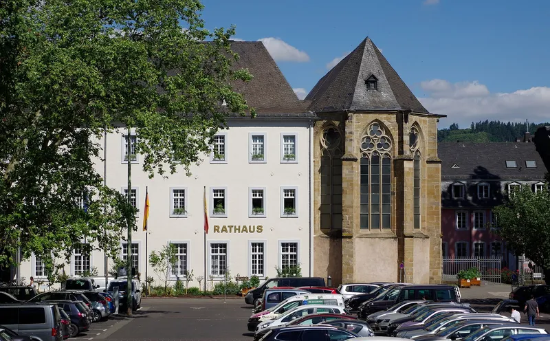 Gebaeude des Augustinerhofs in Trier, heute Sitz der Stadtverwaltung