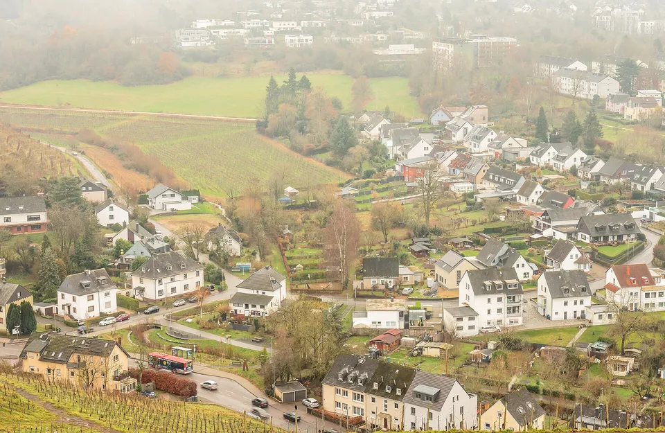 Panoramablick vom Petrisberg ueber die Stadt Trier und das Moseltal