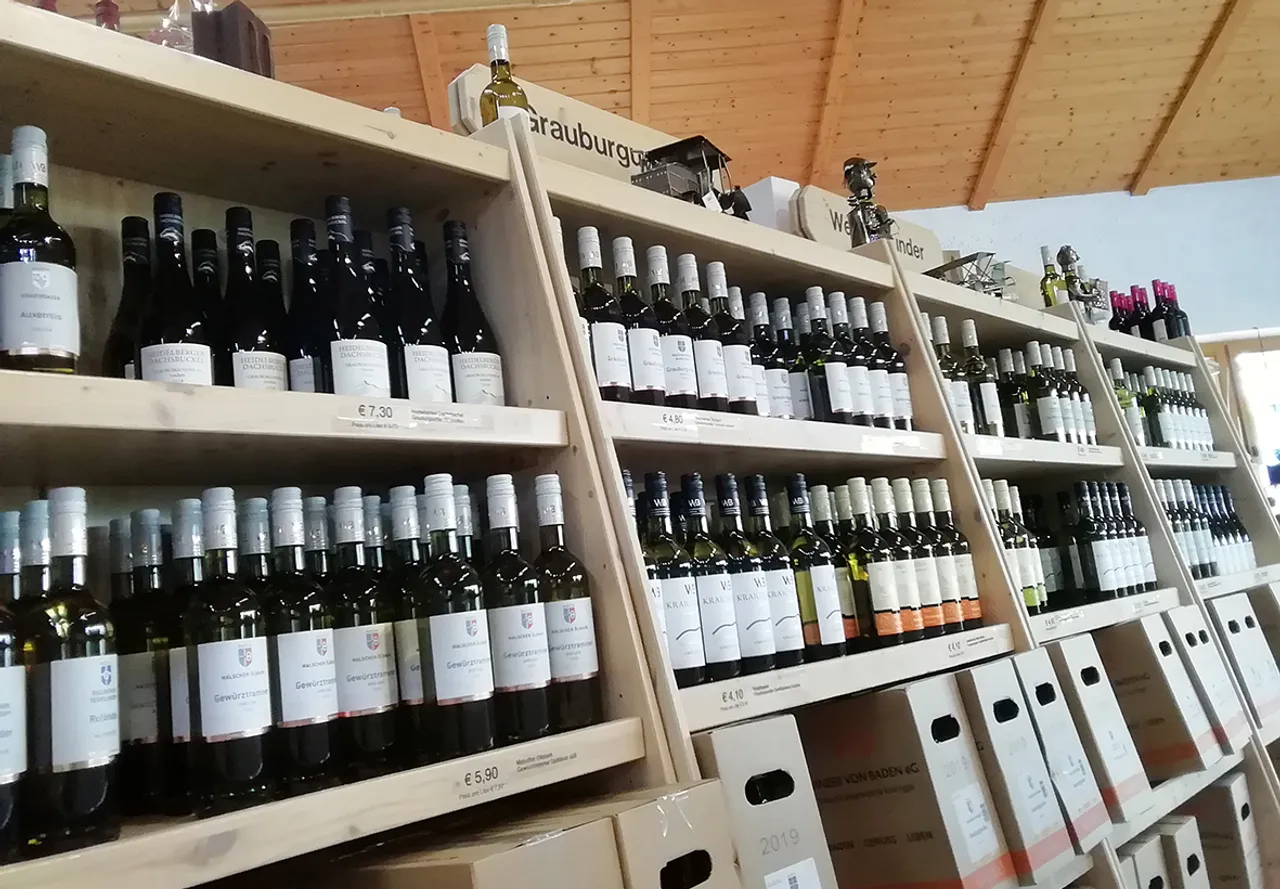 Gut gefuellte Weinregale mit vielen Flaschen in einer Vinothek