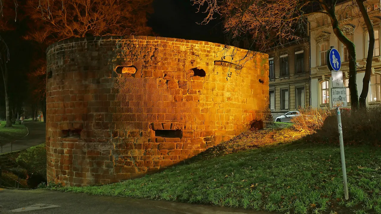 Erhaltener Turm der mittelalterlichen Stadtbefestigung an der Bastion Suedallee in Trier