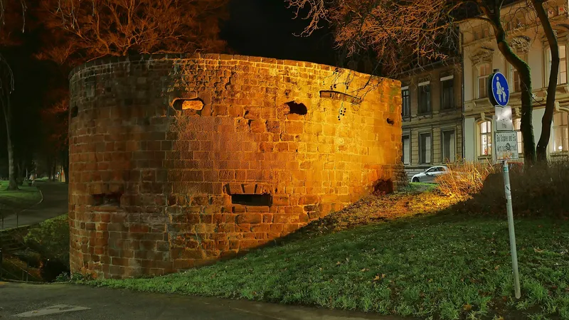 Erhaltener Turm der mittelalterlichen Stadtbefestigung an der Bastion Suedallee in Trier