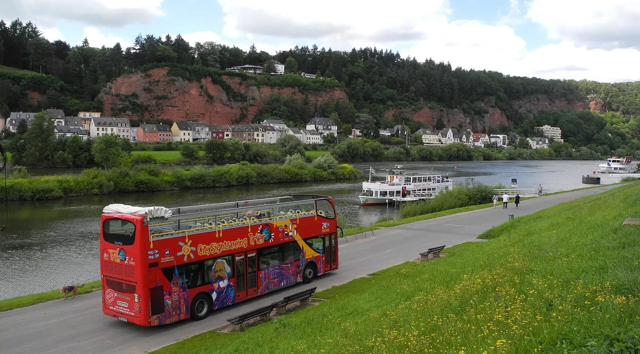 Weiter Blick ueber den Mosellauf bei Trier auf die noerdlichen Stadtteile