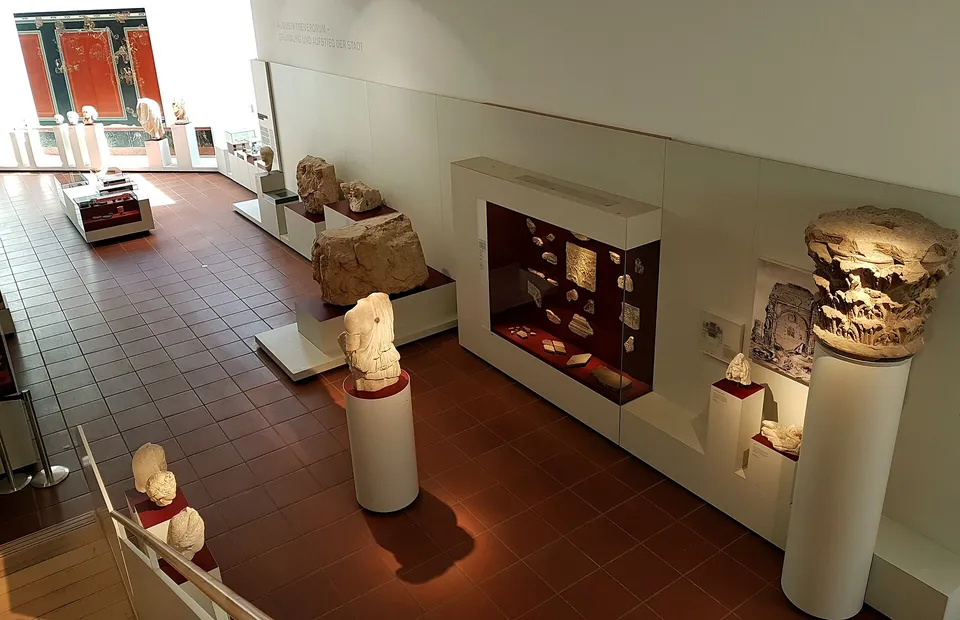 Ausstellungssaal im Rheinischen Landesmuseum Trier mit roemischen Fresken
