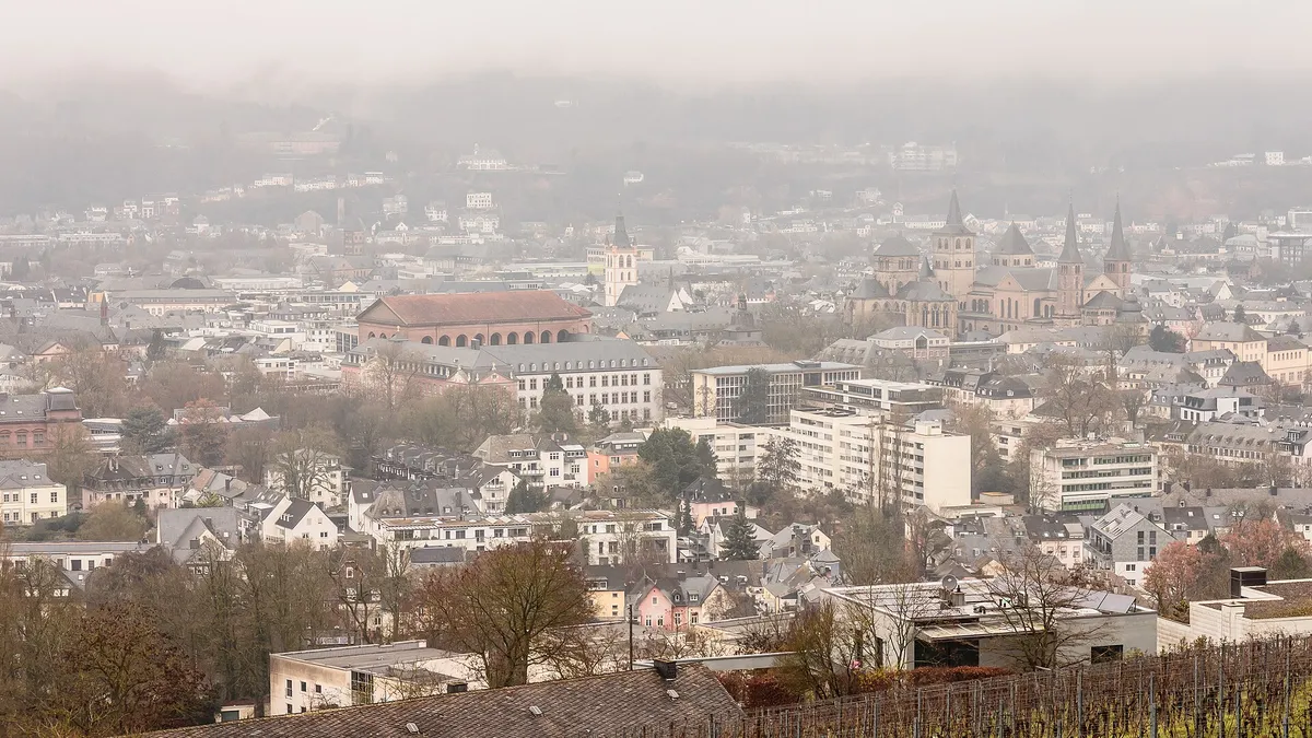 Panoramablick vom Petrisberg ueber die Stadt Trier