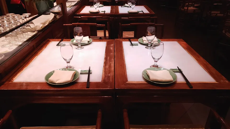 Eingedeckter Restauranttisch fuer vier Personen