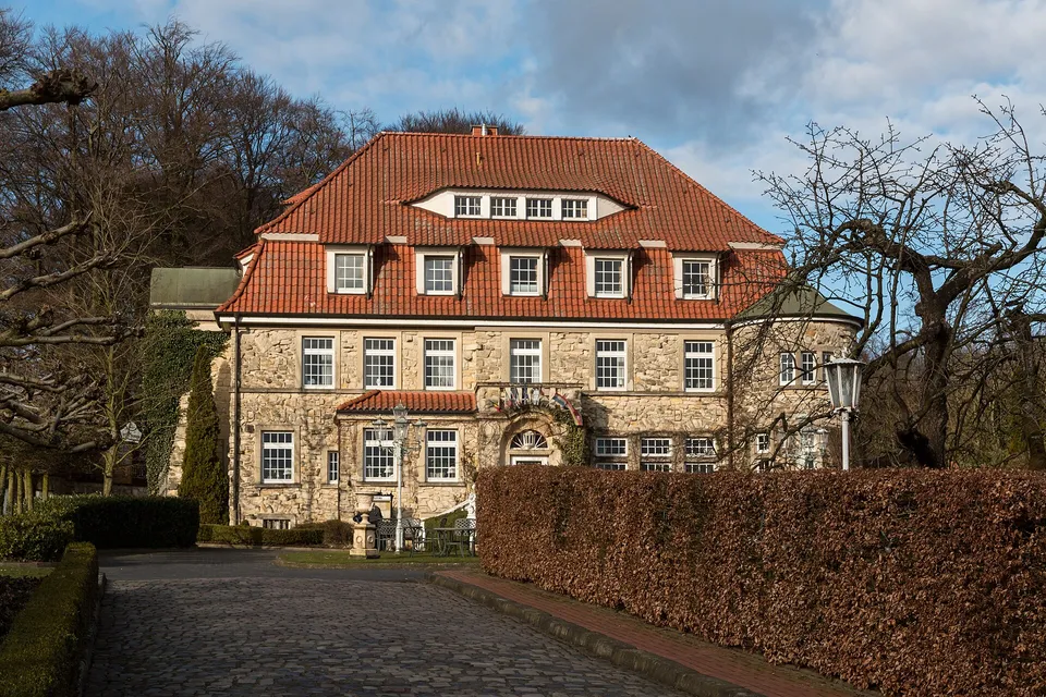 Fassade eines historischen europaeischen Hotelgebaeudes