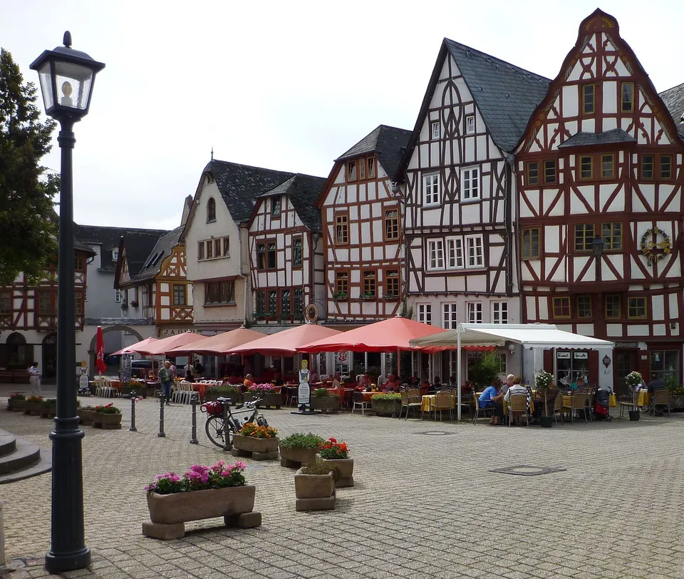 Strassencafes auf einem Platz in einer historischen Altstadt