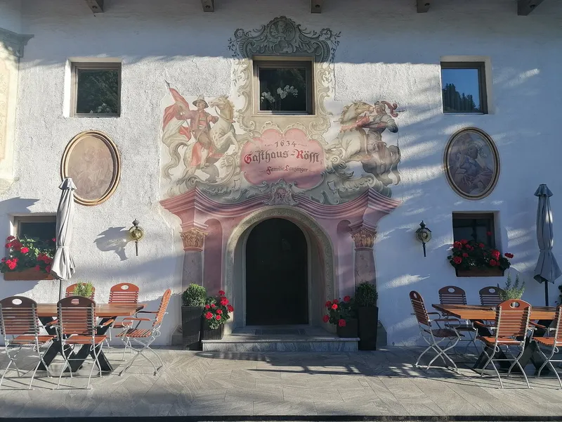 Fassade eines gemuetlichen laendlichen Gasthofs