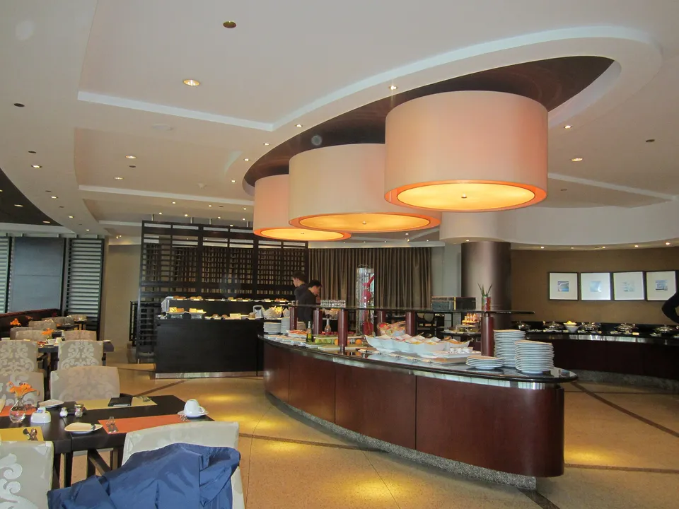 Reich gedecktes Fruehstuecksbuffet in einem Hotel