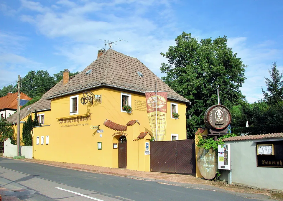 Rustikale Weinstube mit Holzeinrichtung und gedeckten Tischen