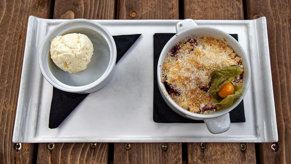 Nahaufnahme eines Desserts aus Brombeeren und Apfel