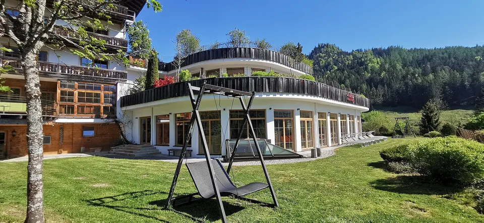 Wellness- und Spa-Bereich eines Hotels mit Blick in den Garten
