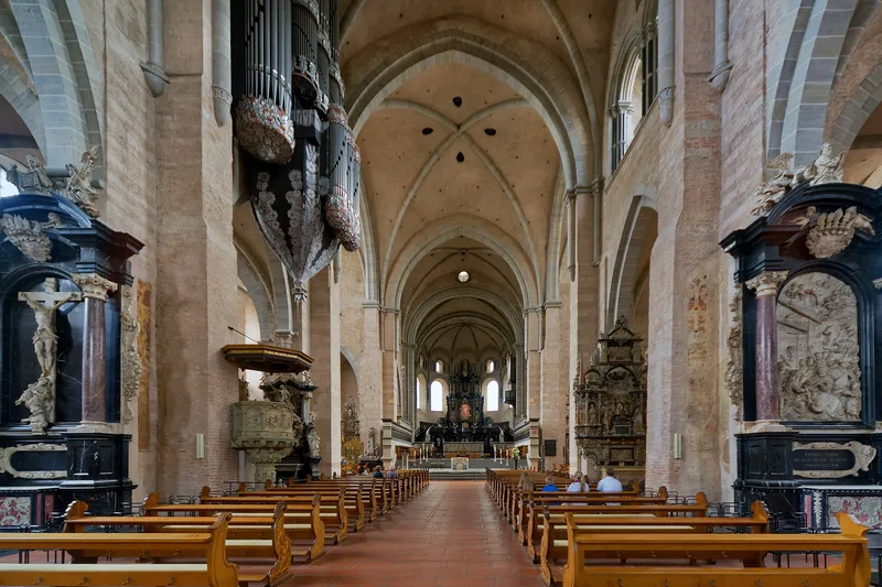 Der Innenraum des Trierer Doms mit hohen Saeulen und barocker Ausstattung