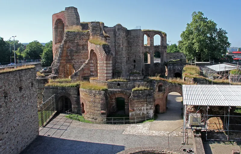 Die roemischen Kaiserthermen in Trier mit ihren markanten Mauerboegen