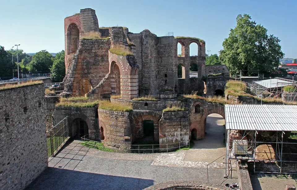 Die roemischen Kaiserthermen in Trier mit ihren markanten Mauerboegen