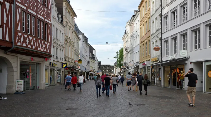 Die Simeonstrasse in Trier, belebte Einkaufsstrasse mit historischen Fassaden
