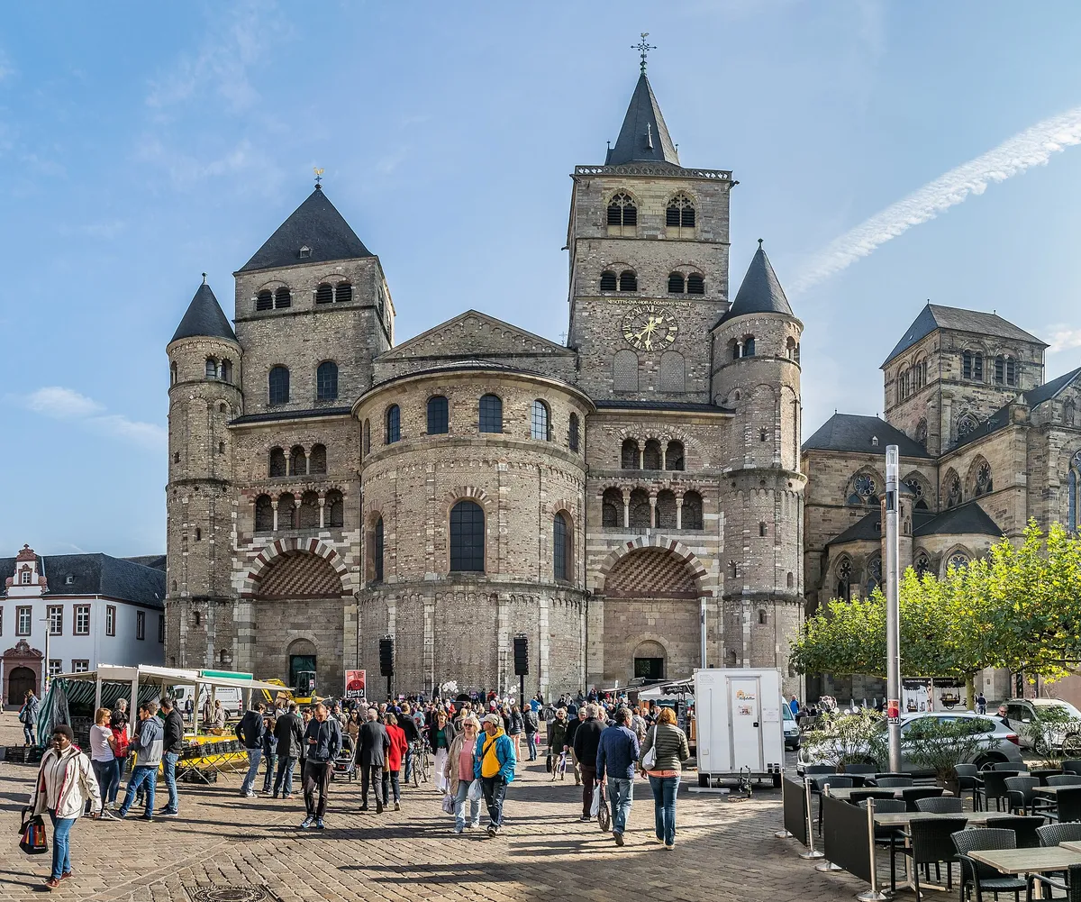 Westfassade des Trierer Doms St. Peter